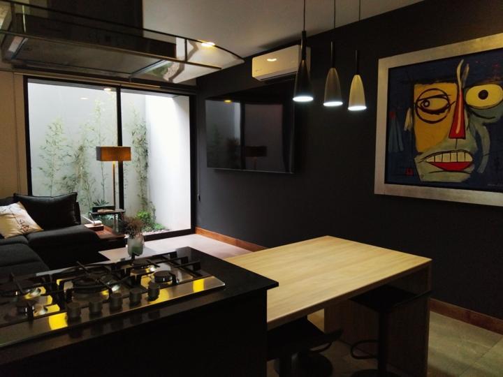 Sala y cocina con ventanal al jardín